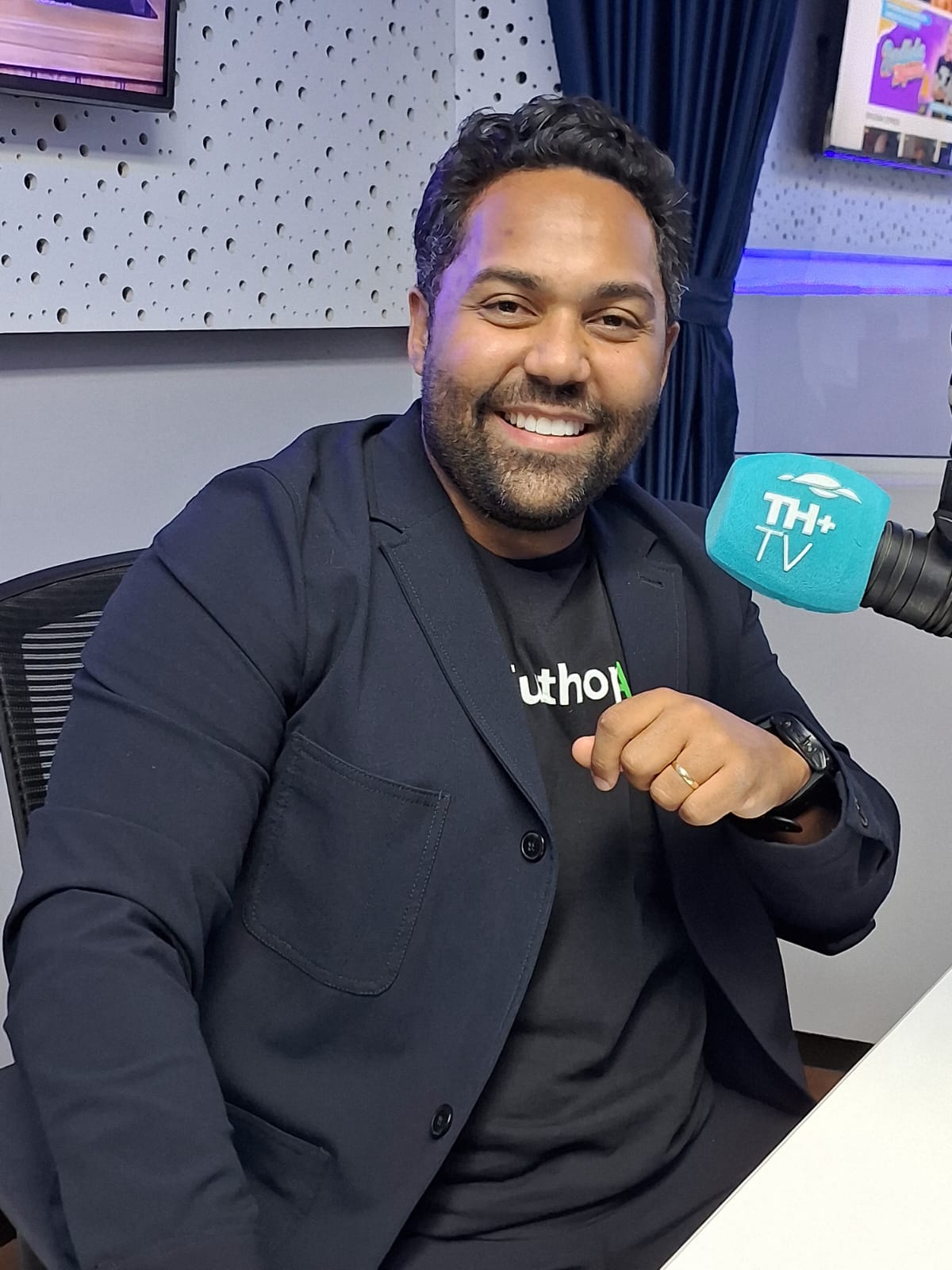 Vitor Hugo no microfone TH+TV